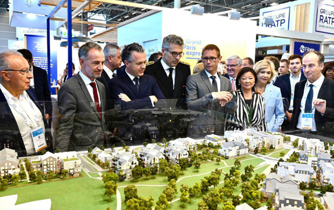 Le ministre de la Transition écologique et de la Cohésion des Territoires, lors de sa visite au Salon des Maires et des collectivités (photo Twitter C. Béchu)