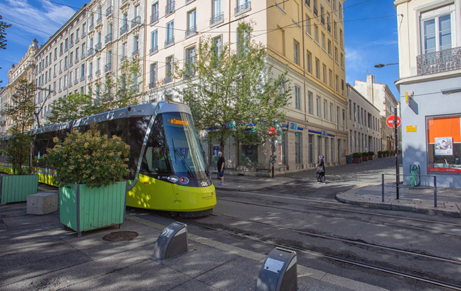 Le centre-ville de Saint-Etienne, desservi par un tramway (photo d'illustration Adobe Stock)