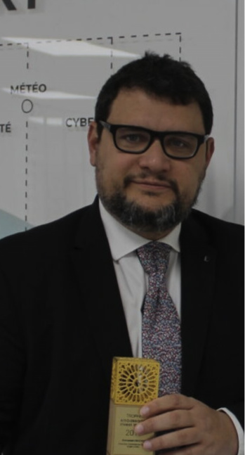 DATA : De l'Éclat à l'Obscurité DATA : De l'Éclat à l'Obscurité