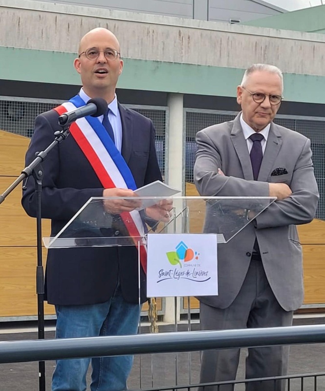 Saint Léger de Linières inaugure le premier terrain synthétique « Happy Future » de France Saint Léger de Linières inaugure le premier terrain synthétique « Happy Future » de France