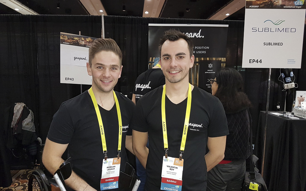 Morgan Lavaux et Valentin Roy, sur leur stand au CES de Las Vegas (photo MisterGaspard)