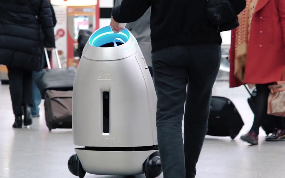 B.A.R.Y.L le robot poubelle de la SNCF actuellement en test dans les gares de l'Ouest (photo SNCF Gares & Connexions) B.A.R.Y.L le robot poubelle de la SNCF actuellement en test dans les gares de l'Ouest (photo SNCF Gares & Connexions)