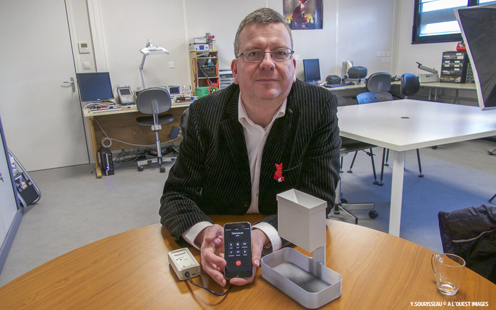 Yannick Dessertenne présentant un pluviometre connecté envoyant des informations sur le smartphone de son entreprise via le logiciel installé sur le Cloud Yannick Dessertenne présentant un pluviometre connecté envoyant des informations sur le smartphone de son entreprise via le logiciel installé sur le Cloud