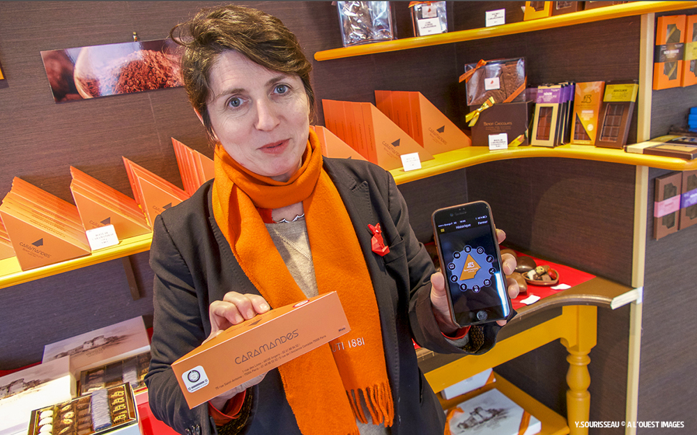 Anne Benoit avec une boite de Caramandes® et l’application DTSL Anne Benoit avec une boite de Caramandes® et l’application DTSL