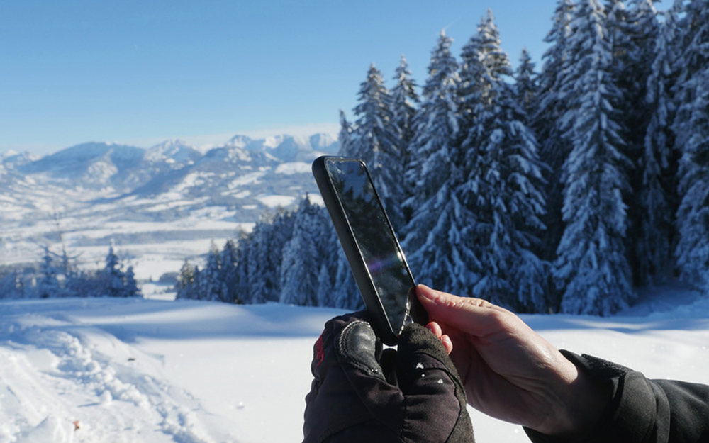 Désormais dans les petits villages pyrénéens, il est possible de se connecter à internet, lors d'une balade en montage (photo Adobe Fotolia)