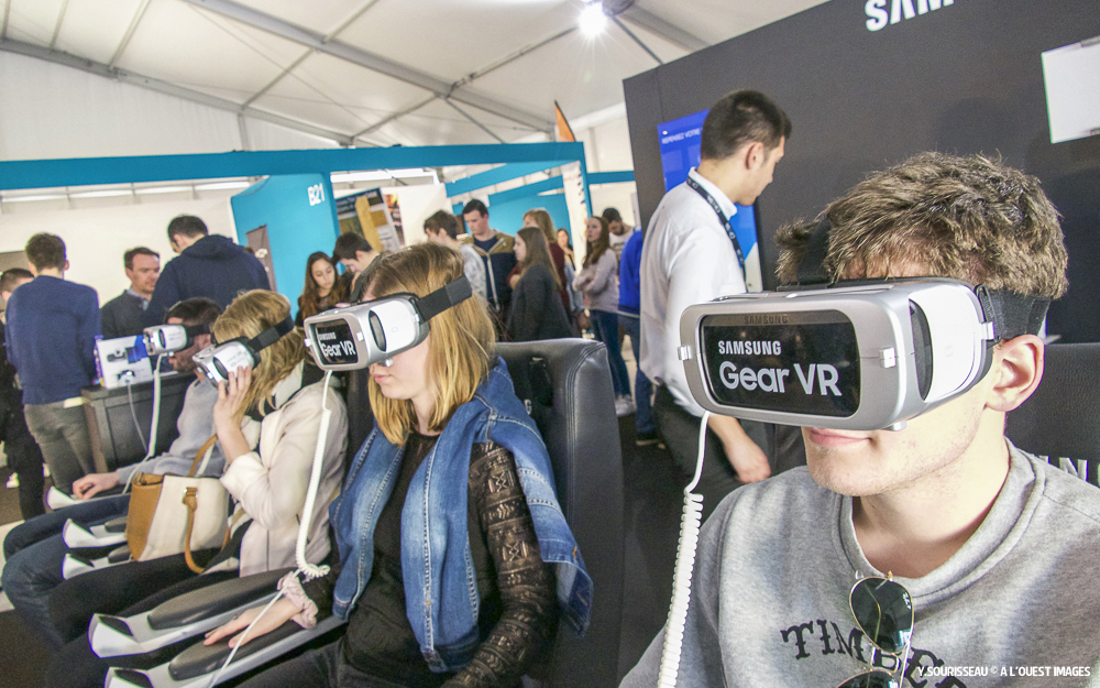 Le stand Samsung était très prisé. Il fallait faire la queue samedi pour essayer le grand huit en réalité virtuelle