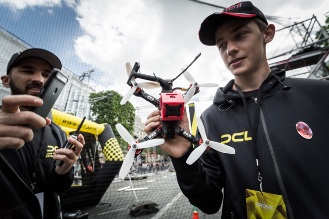 Inédit : une compétition de drones sur les Champs Elysées Inédit : une compétition de drones sur les Champs Elysées