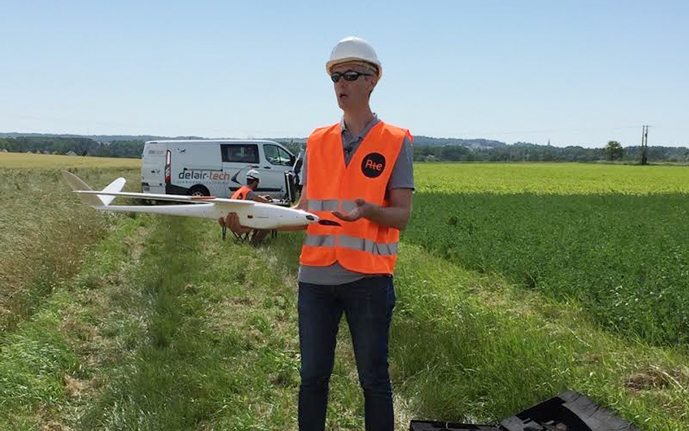 Un opérateur de Delair Tech se préparant à faire voler le drone expérimental. (Photo RTE)
