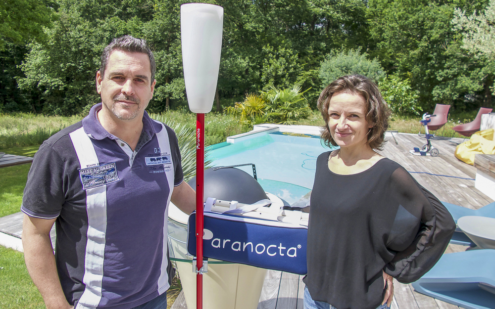 Hilda et Stéphane Ponge présentant leur lampadaire de loisir.