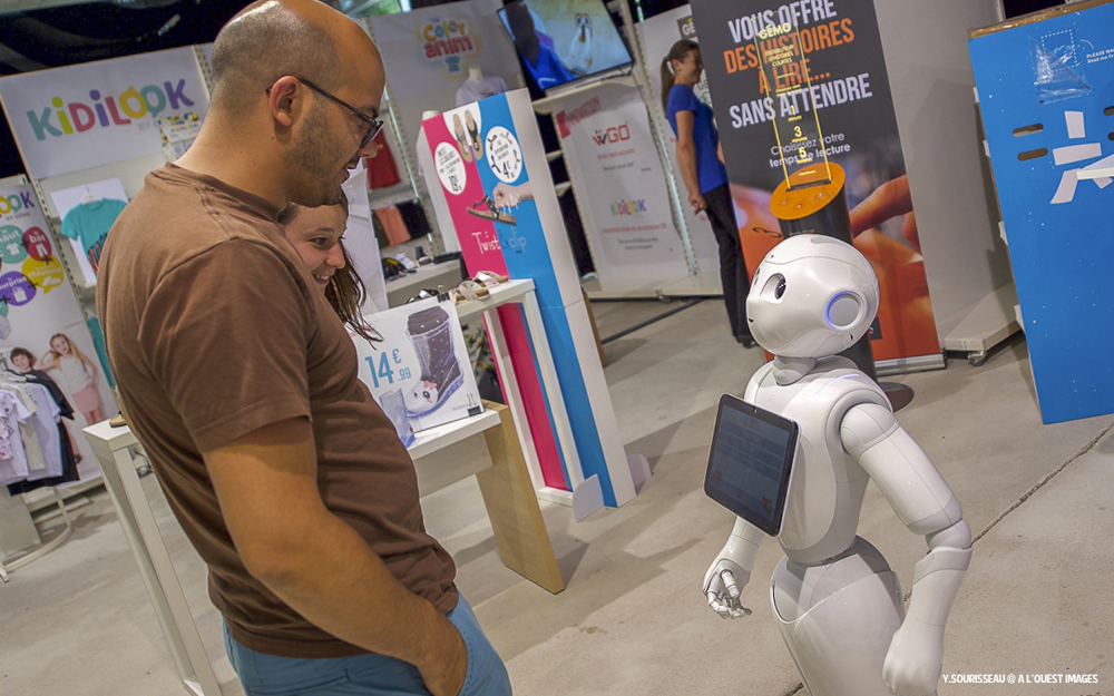 Un salarié du groupe Eram, discutant avec un robot