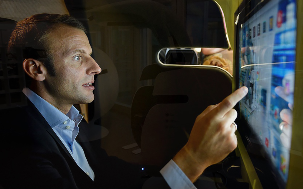 Le Président Macron testant le e-Bulle (photo Leet Design)