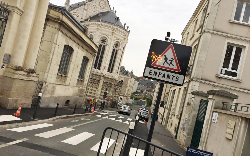 Les passages piétons de l'école maternelle Saint Martin à Angers et le panneau lumineux "Attention école" Les passages piétons de l'école maternelle Saint Martin à Angers et le panneau lumineux "Attention école"
