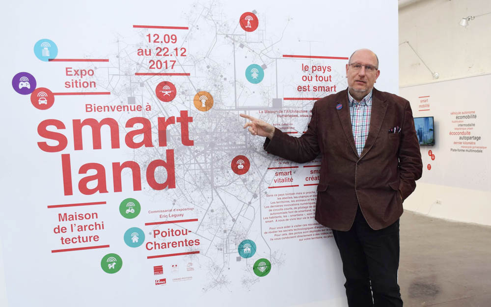 Eric LEGUAY, commissaire de l'exposition, devant la carte interactive de SmartLand