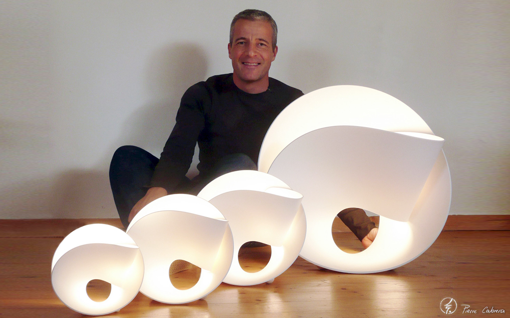 Le designer Toulousain Pierre Cabrera avec l'une de ses réalisation (Photo Pierre Cabrera Le designer Toulousain Pierre Cabrera avec l'une de ses réalisation (Photo Pierre Cabrera