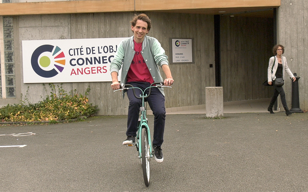 Paul-Adrien Cormerais, le co-fondateur et CEO de Pony Bikes lors d'une présentation à la cité de l'Objet Connecté à Angers