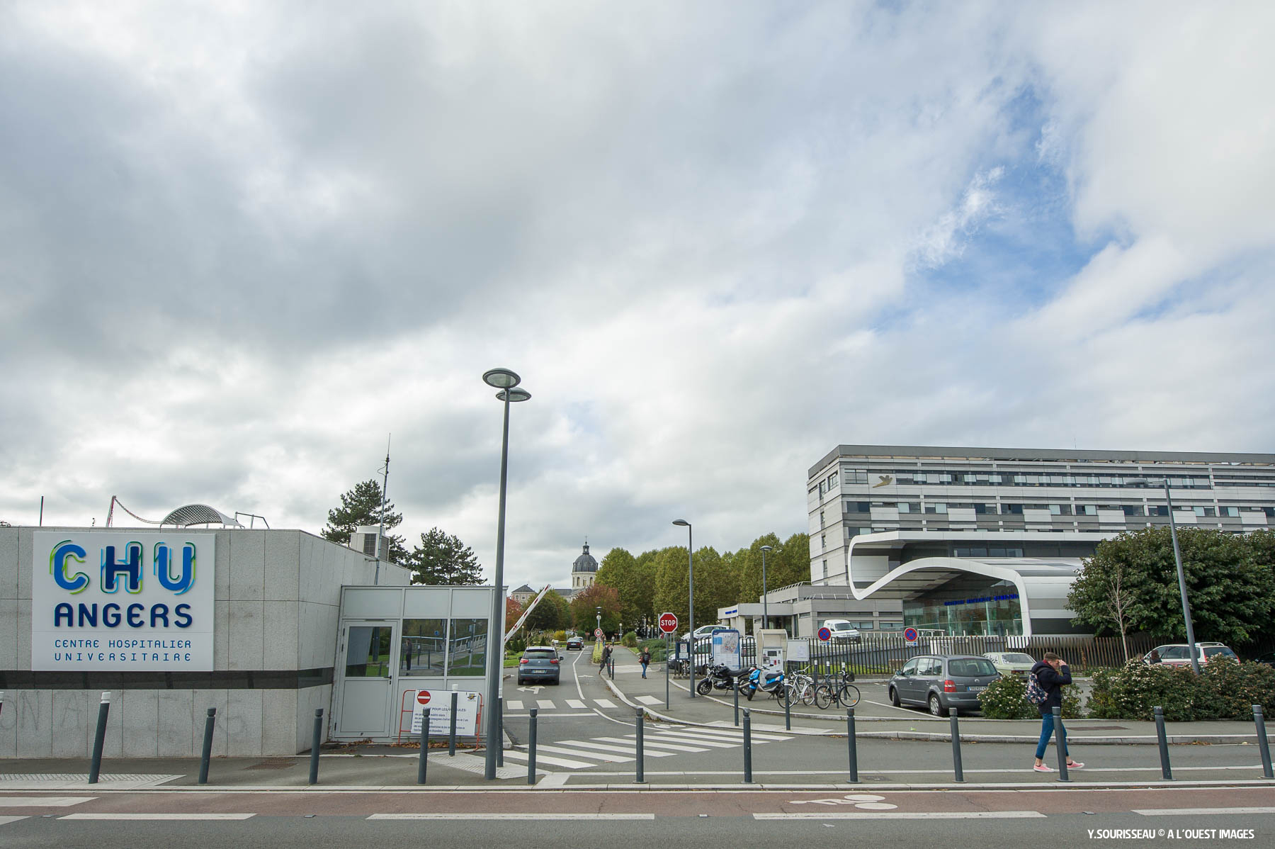 L'entrée principale du CHU d'Angers