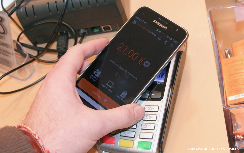 Les consommateurs pourront payer avec leur carte bancaire Orange ou avec leur mobile, sans contact.