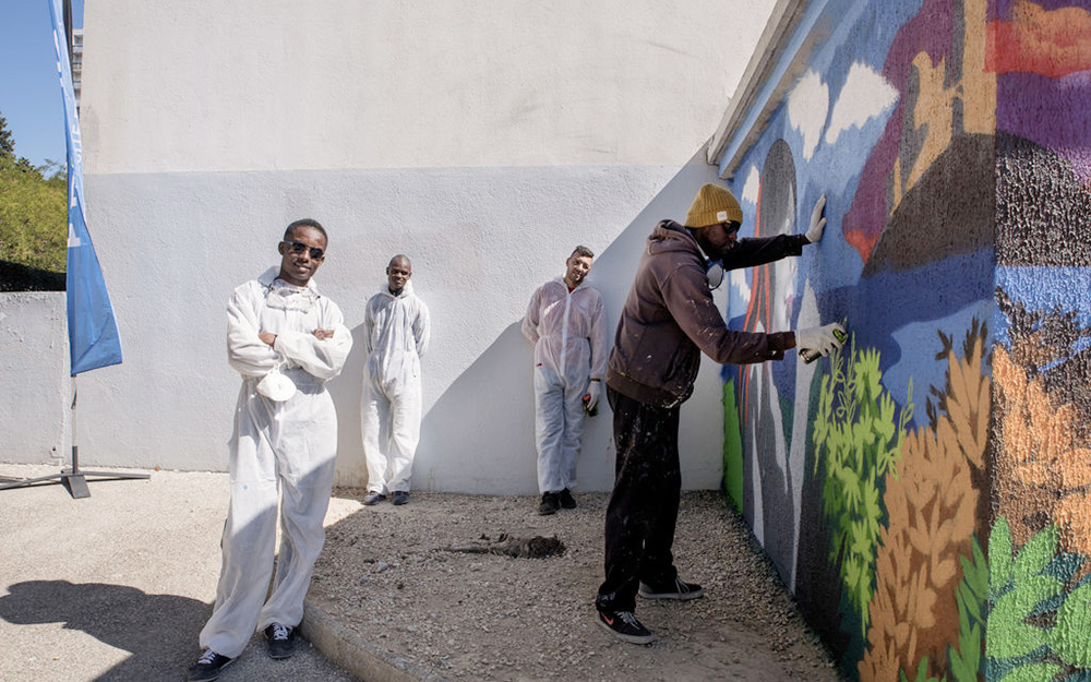 des artistes urbains en action sur un poste de transformation (Photo Enedis)