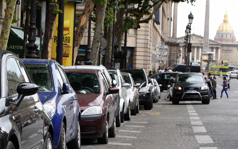 Le stationnement dans les grandes villes est difficile et les voitures tampons sont nombreuses  (Photo Figaro Economique)