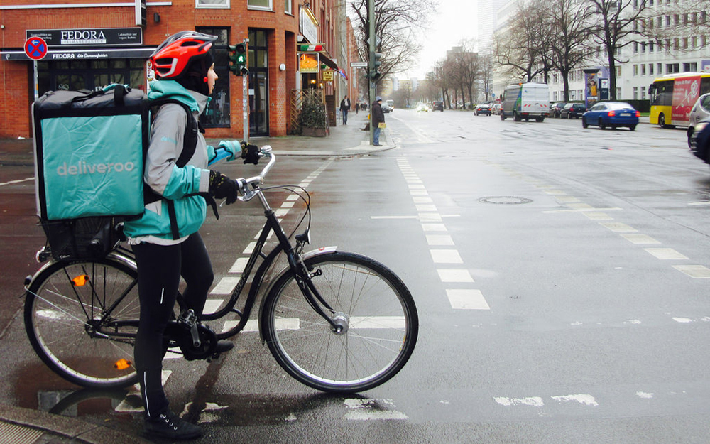 Un coursier de la plateforme Delivroo en Grande-Bretagne. (Photo Delivroo)