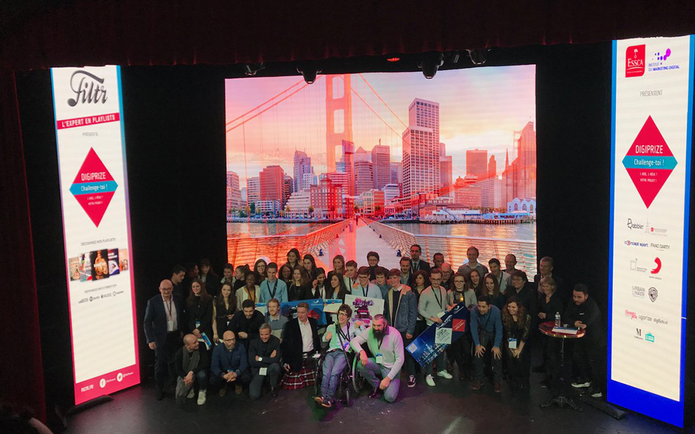 Les lauréats du 5e Digiprize sur la scène du Théâtre de la Tour Eiffel, en compagnie de l'ancien joueur du XV de France Sébastien Chabal, devenu businessman ( Photo Twitter ESCCA) Les lauréats du 5e Digiprize sur la scène du Théâtre de la Tour Eiffel, en compagnie de l'ancien joueur du XV de France Sébastien Chabal, devenu businessman ( Photo Twitter ESCCA)