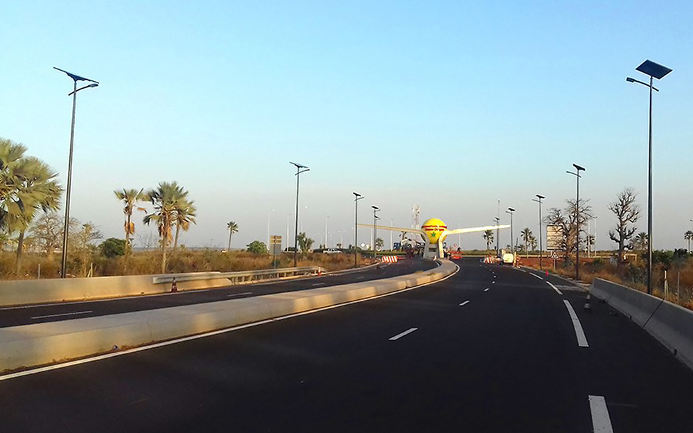 la route d'accès au nouvel aéroport international Blaise-Diagne à Dakar (photo Fonroche)