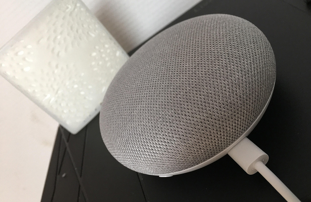 La petite enceinte connectée Google Home Mini