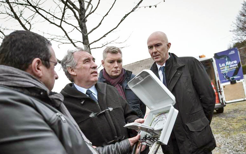 François Bayrou, Maire de Pau et président de la communauté d'agglomération lors de la pose de la fibre (Photo Sud-Ouest)