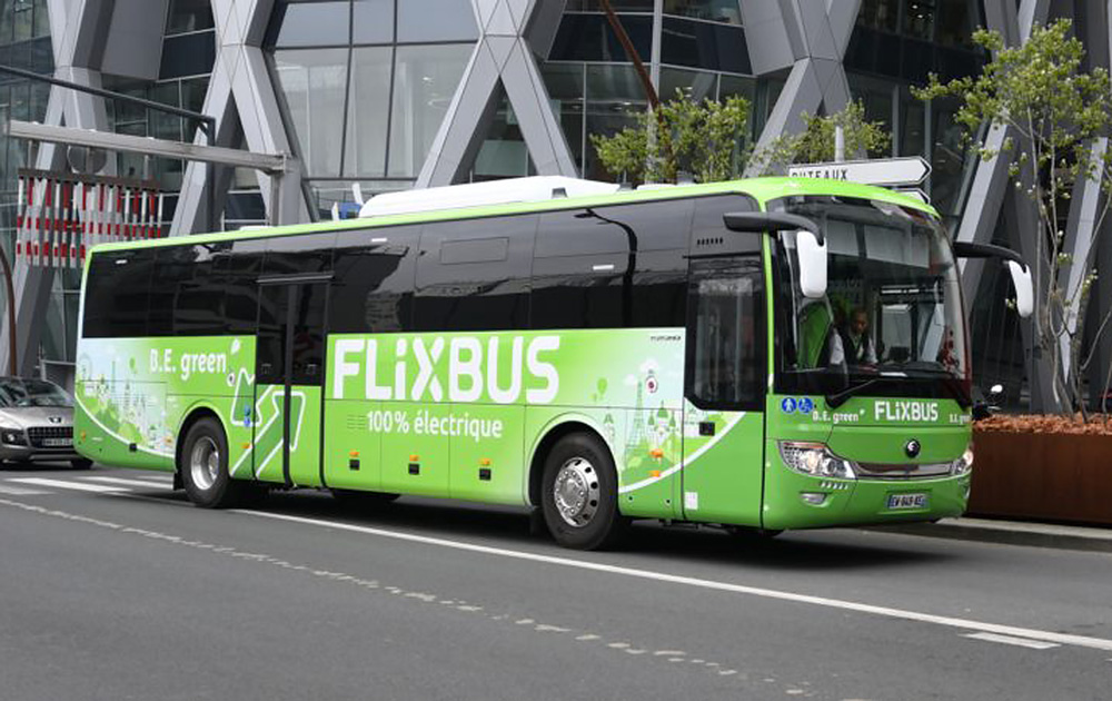 L'un des deux bus assurant la liaison entre Paris et Amiens (Photo Défense 92)