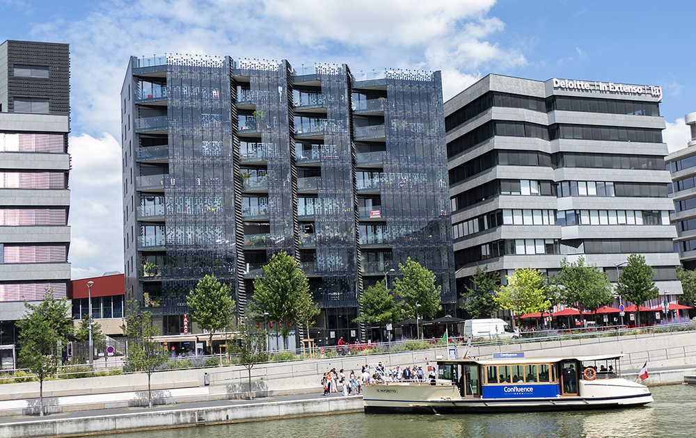 Hikari, le premier îlot urbain à énergie positive du quartier de la Confluence et le vaporetto qui permet d'acheminer des voyageurs vers le centre historique de Lyon, via la Saône.