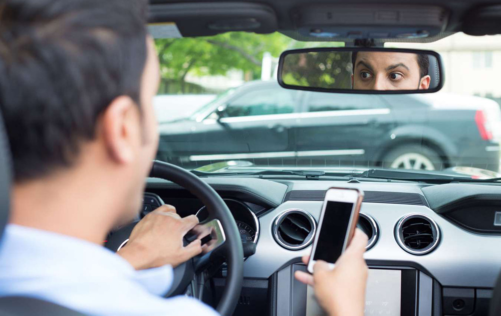 L'utilisation du téléphone au volant multiplie le risque d'accident par trois, selon la Sécurité Routière (photo Autoplus)