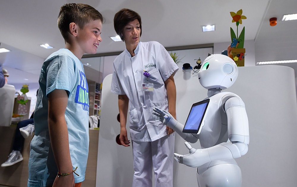 Les robots humanoïdes ont déjà fait leur entrée à l'hôpital et se révèlent des auxiliaires efficaces (photo Usbek & Rica)