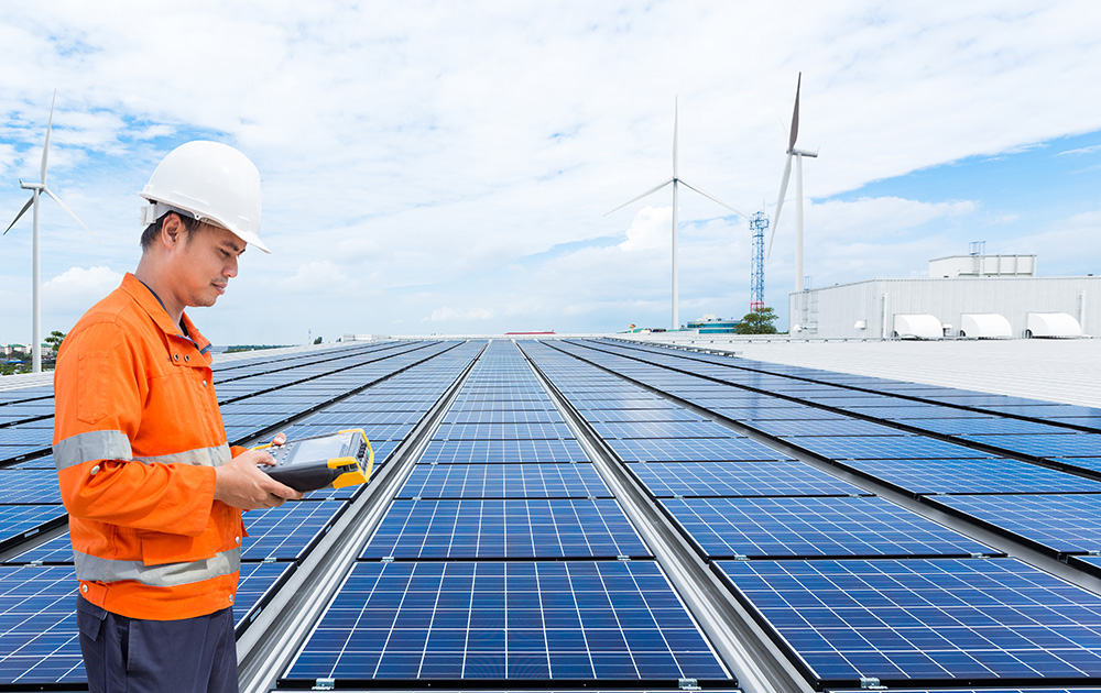 De plus en plus de fermes solaires voient le jour dans le monde, mais en France c'est insuffisant (photo Adobe Stock)