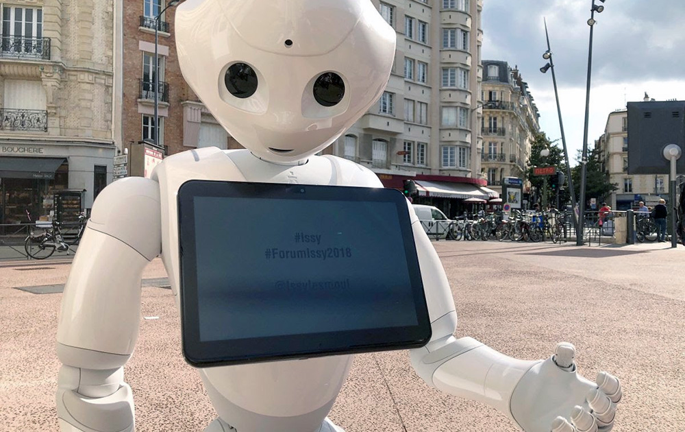 Le robot Pepper dans les rues d'Issy-les-Moulineaux (photo Issy_Presse)