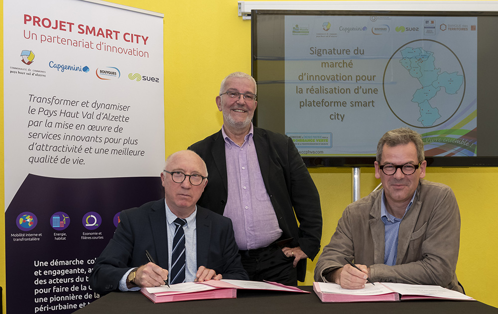e gauche à droite : André Parthenay, Président de la Communauté de Communes Pays Haut Val d'Alzette, Patrick Risser, Vice-Président  en charge du projet à la CCHPVA, Pascal Hoguet, Directeur du Centre d’Excellence Smart City de Capgemini, lors de la Signature du partenariat d'innovation (Photo copyright / CCPHVA)