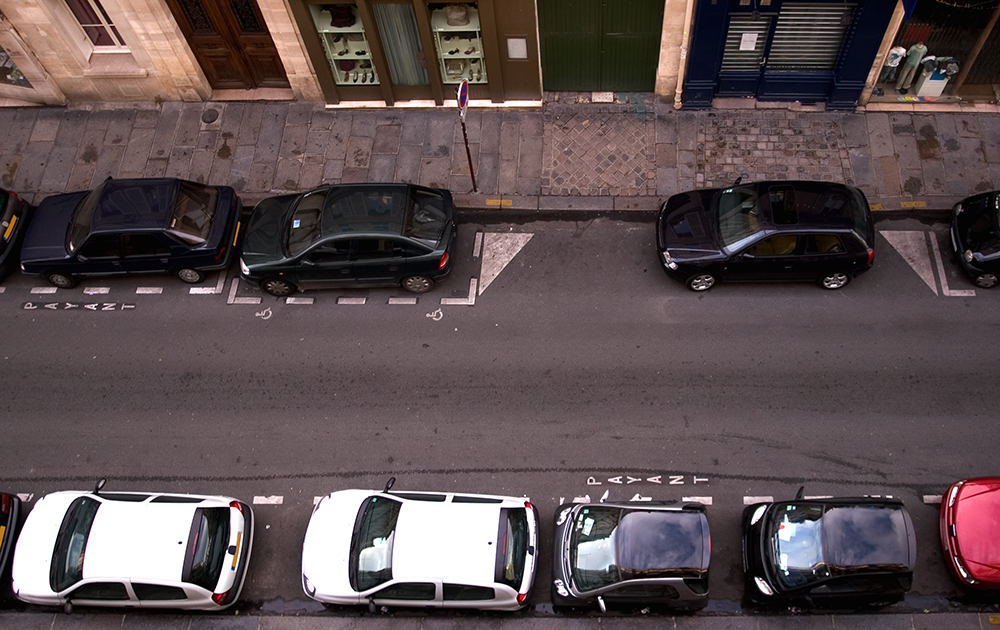 Le stationnement en ville, un problème épineux que les villes doivent résoudre. La technologie peut désormais les aider (Photo Istock)