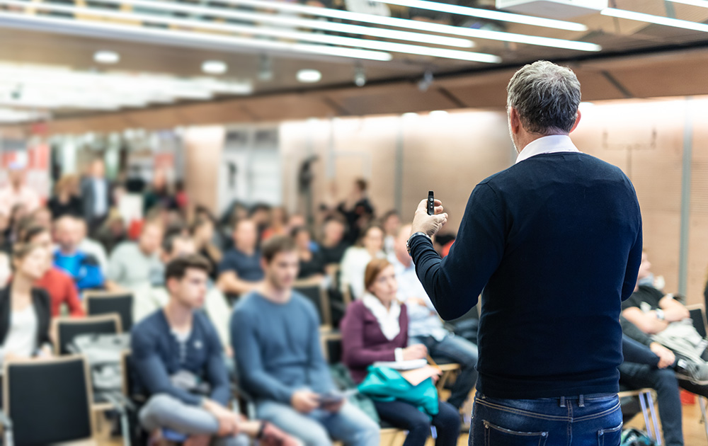 Les citoyens français souhaitent participer au débat et pas seulement lors des élections (photo Adobe Stock)