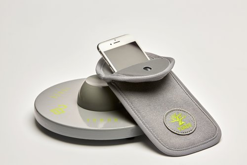 Yondr, la pochette qui met fin aux forêts de smartphone pendant les spectacles Yondr, la pochette qui met fin aux forêts de smartphone pendant les spectacles