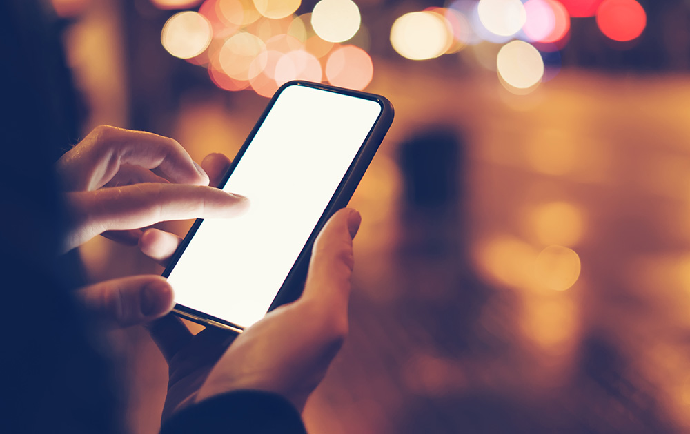 Un smartphone suffit pour devenir maitre de l'éclairage dans la maison (photo adobe stock) Un smartphone suffit pour devenir maitre de l'éclairage dans la maison (photo adobe stock)