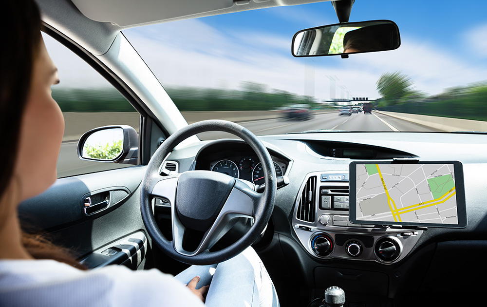 La voiture autonome, sur laquelle le volant n'est plus vraiment utile, est une réalité, encore en test. Mais qu'en est-il au niveau des responsabilités (photo Adobe Stock)