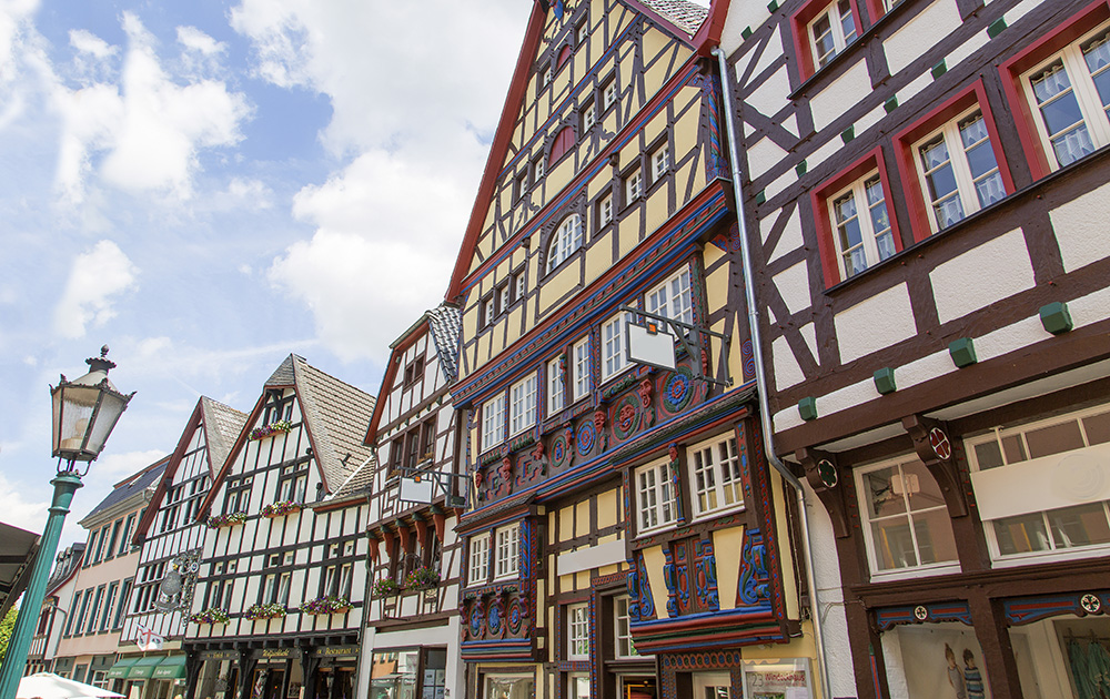Une rue historique de Bad Münstereifel, transformée en galerie marchande à ciel ouvert (Photo Adobe Stock) Une rue historique de Bad Münstereifel, transformée en galerie marchande à ciel ouvert (Photo Adobe Stock)