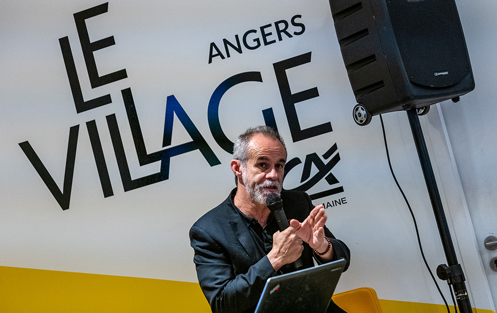 Carlos Moreno répondant aux questions des auditeurs angevins.