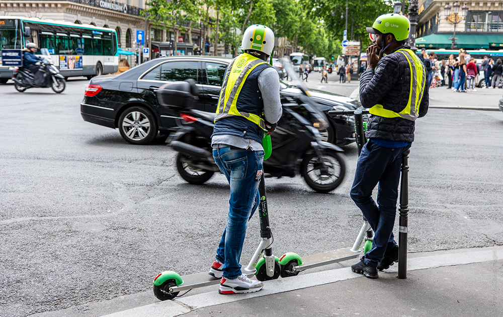 Deux ambassadeurs de l'opérateurs Lime attendant un éventuel client (Photo à l'Ouest Images)