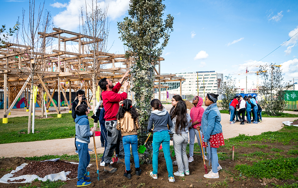Une végétalisation entreprise avec les habitants du quartier, ici les enfants des écoles (Photo SPL Lyon Confluence) Une végétalisation entreprise avec les habitants du quartier, ici les enfants des écoles (Photo SPL Lyon Confluence)