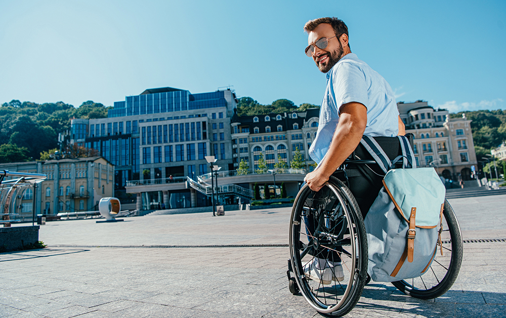 Les personnes en situation de handicap ont toute leur place dans la ville, aujourd'hui et demain (photo Adobe Stock)