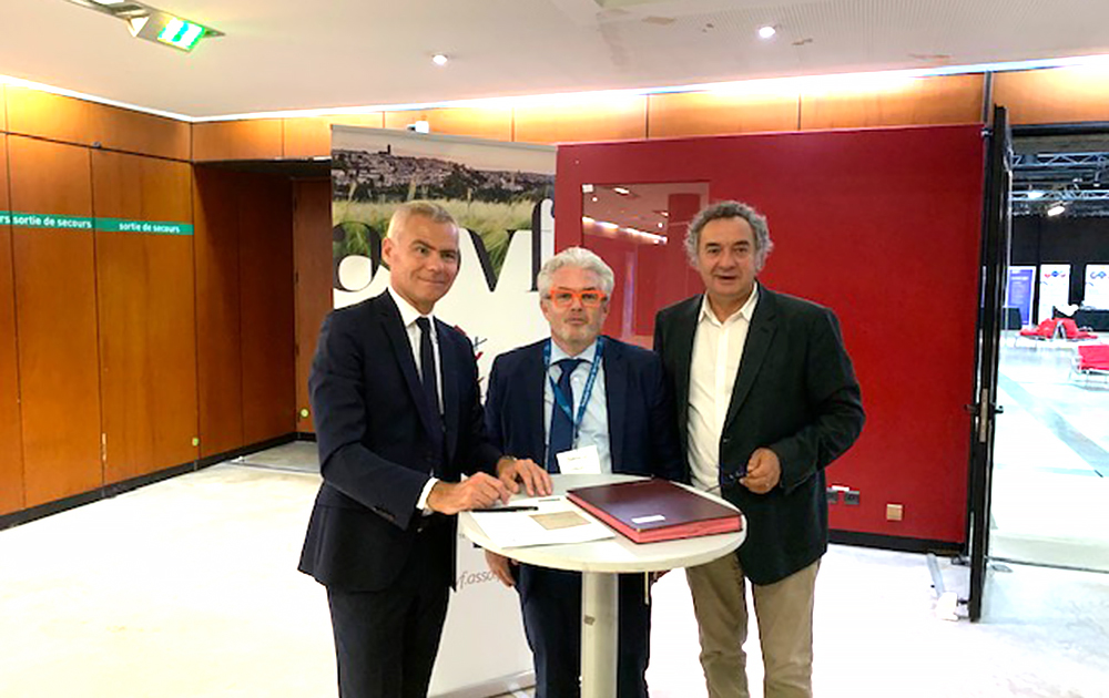 Les signataires de la convention : JC Bouillon - P Berteaud - P Jarlier Les signataires de la convention : JC Bouillon - P Berteaud - P Jarlier