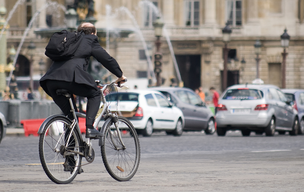 Un vélo au milieu du flot de voiture, place de la Concorde, à Paris (Photo Adobe Stock) Un vélo au milieu du flot de voiture, place de la Concorde, à Paris (Photo Adobe Stock)