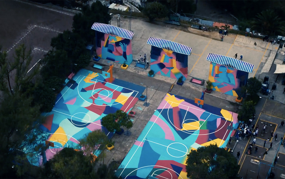 ENGIE X Heliatek à Mexico City, Mexique : réfection, entretien et éclairage de terrains de sport sécurisant l’espace et leur conférant à nouveau un rôle d’animation au sein du quartier (extrait vidéo Engie)