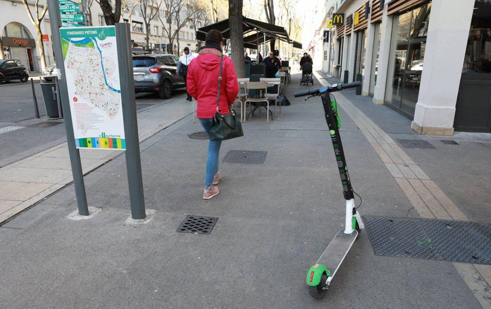 Une trottinette au milieu d'un trottoir à Villeurbanne (photo Ville de Villeurbanne)