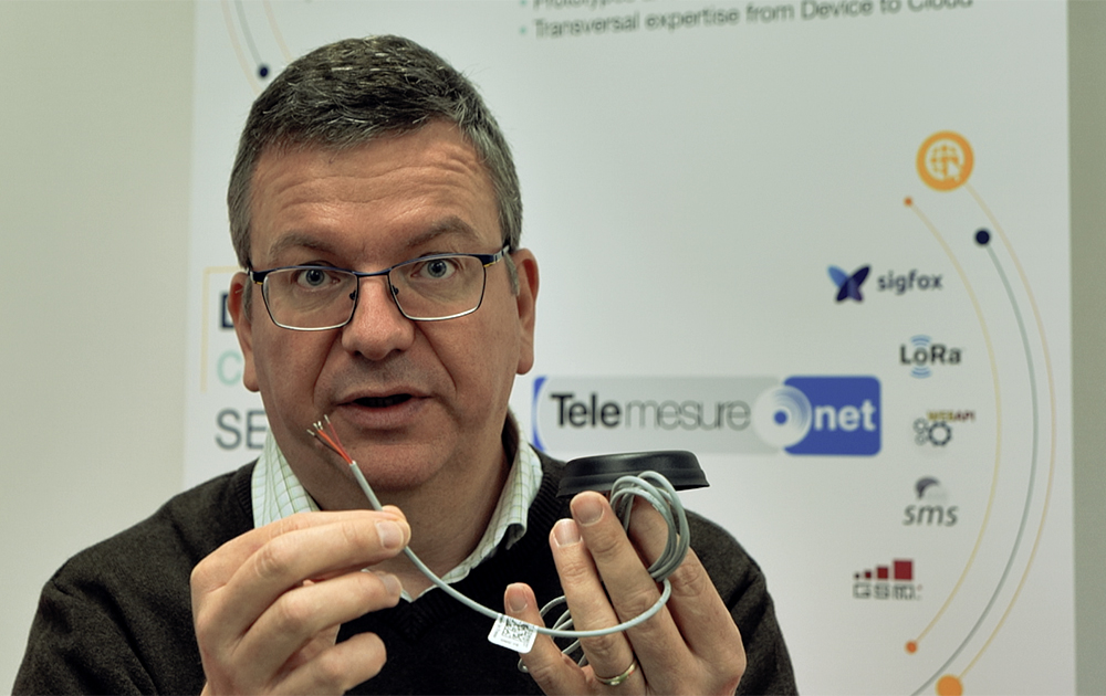 Yannick Dessertenne, le président fondateur de la SNOC, présentant sa dernière innovation : une antenne intelligente